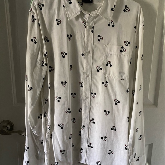 NWOT men’s Mickey Mouse Disney button down shirt - Picture 3 of 4